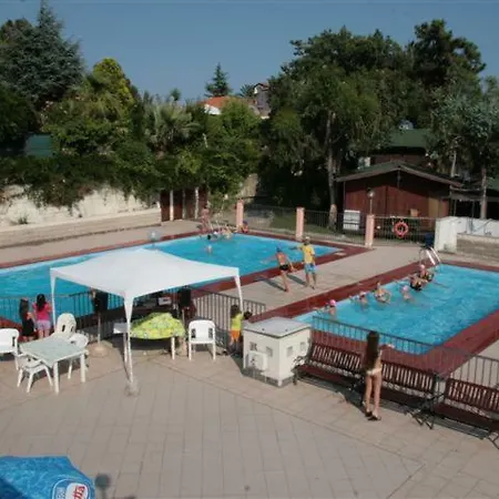 La Pineta منتزه العطل 2*